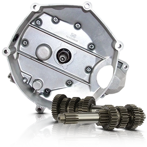 Motorrad-Getriebedeckel aus Aluminium mit zwei Getriebewellen und Zahnrädern im Vordergrund.